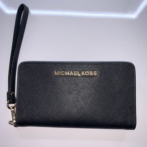⭐️ SOLD ⭐️MICHAEL KORS SMARTPHONE WALLET